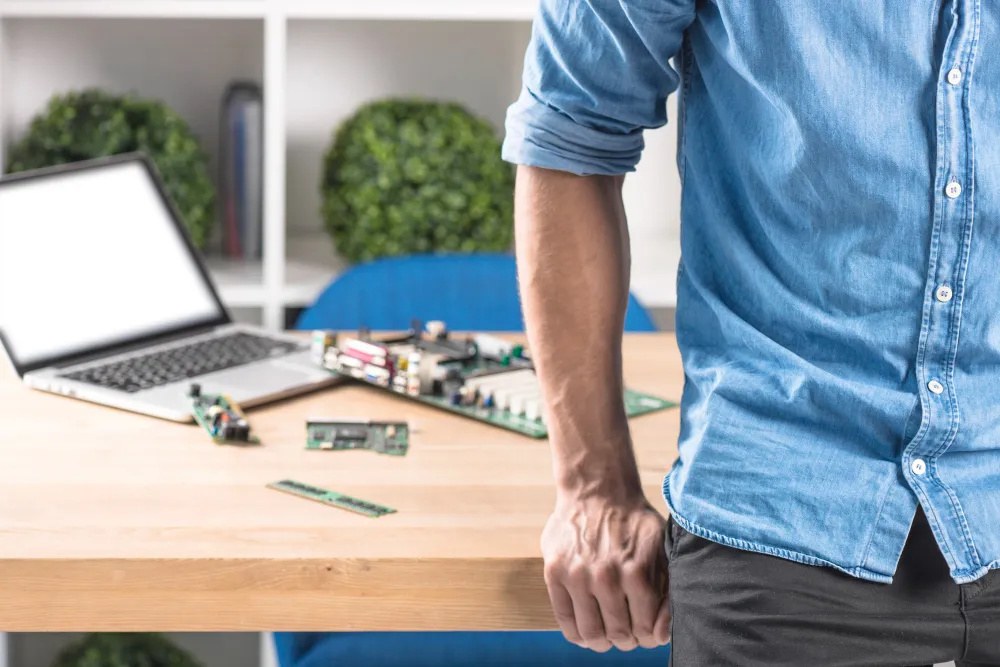 Technicien informatique en intervention sur site